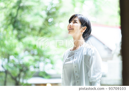 Visiting power spots, shrines, sightseeing spots Visiting power spots, shrines, sightseeing spots 93709103