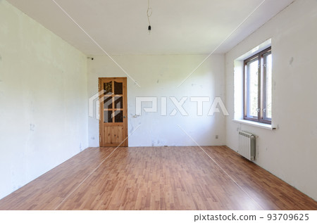 Fragment of a room with a fine finish, view of the front door, there is one window in the room 93709625