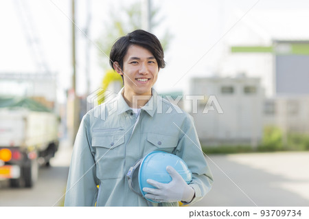 一個年輕人在衣服上工作 93709734