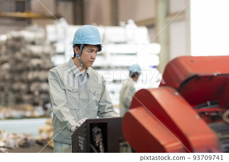 倉庫工人年輕男性 93709741