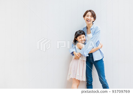 Parent-child portrait of good friends Parent-child portrait of good friends 93709769
