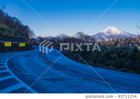 （靜岡縣）箱根，寒冷的元旦早晨的道路，富士山 93711154