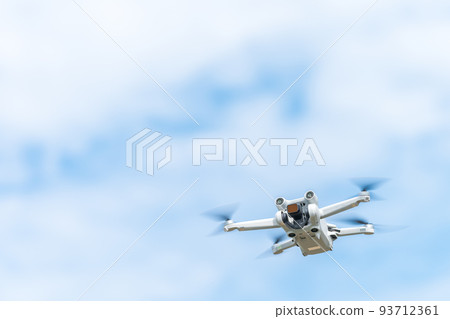 飛行中的無人機 飛行中的無人機 93712361