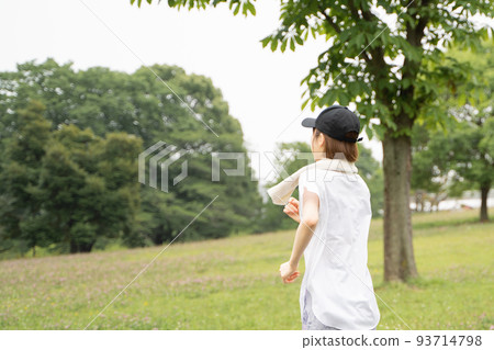 一個女人在公園裡跑步的後視圖 93714798