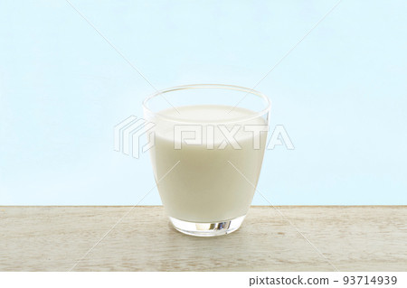 牛奶在桌子上 93714939