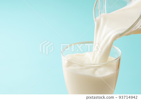 牛奶在桌子上 牛奶在桌子上 93714942