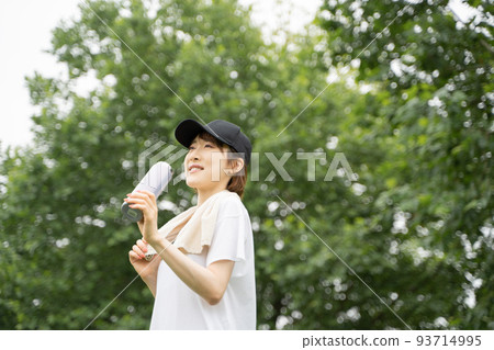 一個女人補水 一個女人補水 93714995