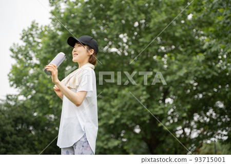 一個女人補水 93715001