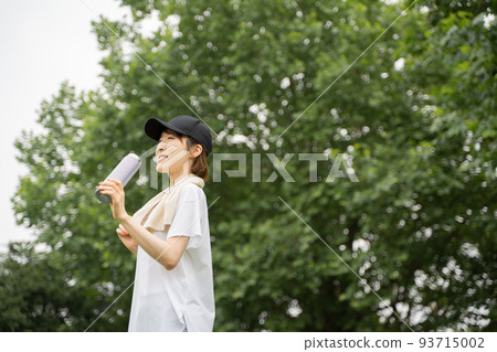 一個女人補水 93715002