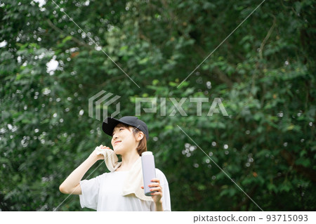 一個女人補水 一個女人補水 93715093