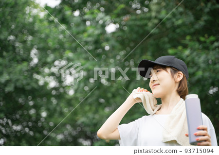 一個女人補水 一個女人補水 93715094