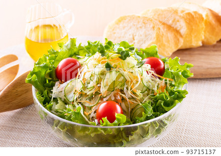 Eat vegetable salad 93715137