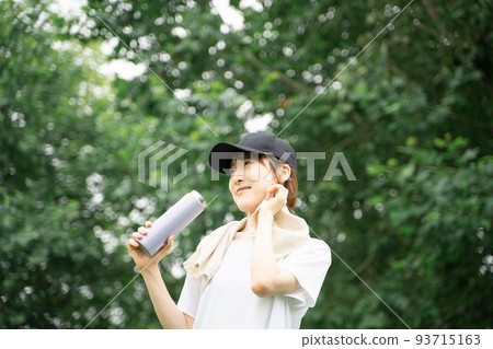 一個女人補水 一個女人補水 93715163