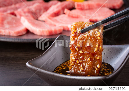 eat yakiniku with sauce 93715391