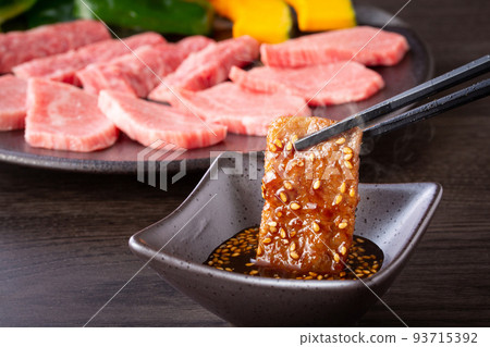 用醬汁吃烤肉 93715392