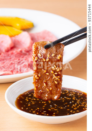 用醬汁吃烤肉 用醬汁吃烤肉 93715444