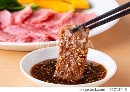 用醬汁吃烤肉 93715445