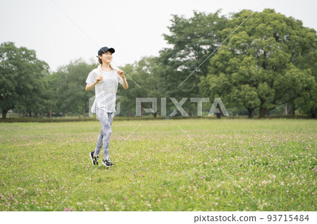 一個女人在公園裡慢跑 一個女人在公園裡慢跑 93715484