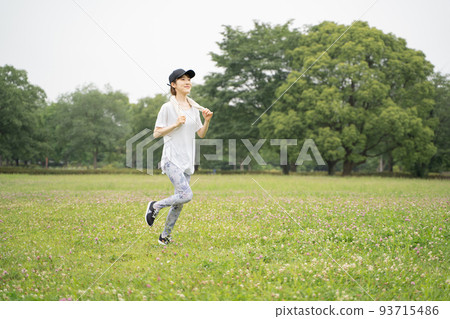 一個女人在公園裡慢跑 一個女人在公園裡慢跑 93715486