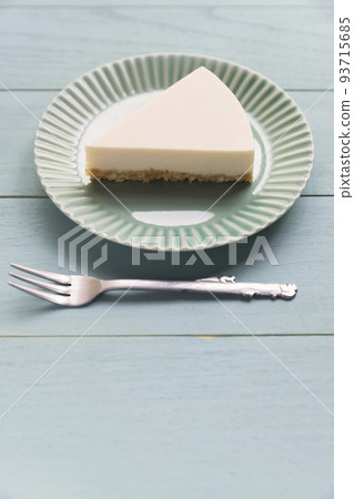 木桌上的不烤芝士蛋糕 93715685