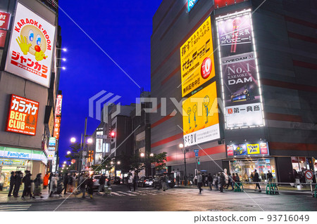 北海道札幌市薄野南5西3路口，東方向娛樂區夜景 93716049