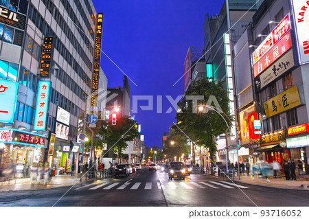 北海道札幌薄野南 5 西 4 十字路口雨中,北方向娛樂區夜景 北海道札幌薄野南 5 西 4 十字路口雨中,北方向娛樂區夜景 93716052