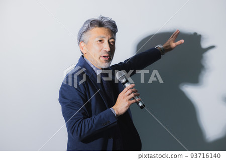 一個頭髮花白的男人在演講 93716140