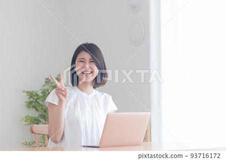 Young woman using a personal computer 93716172