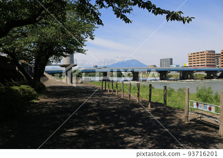 Mt. Iwate seen over the Meiji Bridge (Morioka) 93716201