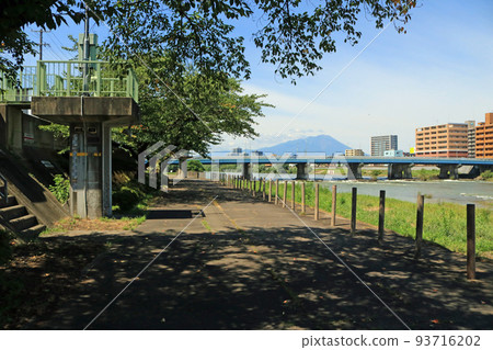在明治橋上看到的岩手山(盛岡) 在明治橋上看到的岩手山(盛岡) 93716202