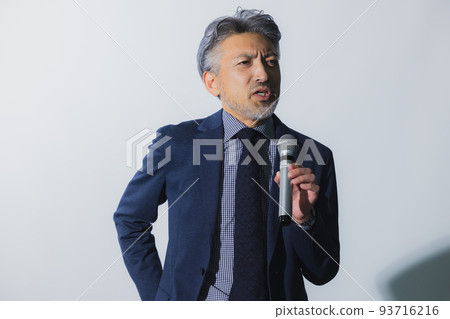 一個頭髮花白的男人在演講 一個頭髮花白的男人在演講 93716216
