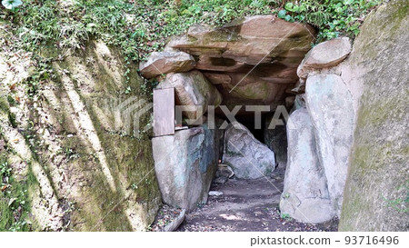 The entrance to the Oninoiwaya Tumulus in Iki City, Nagasaki Prefecture 93716496