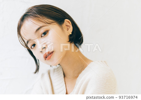 Female hair style 93716974