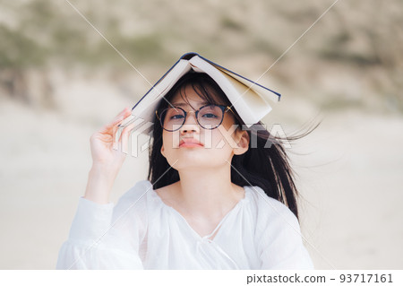 戴眼鏡看書的女人 戴眼鏡看書的女人 93717161