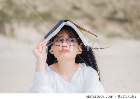 戴眼鏡看書的女人 93717162