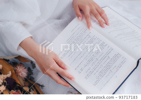 戴眼鏡看書的女人 戴眼鏡看書的女人 93717183