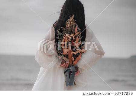 back view woman with bouquet 93717259