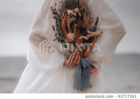 背著花束的女人 背著花束的女人 93717261