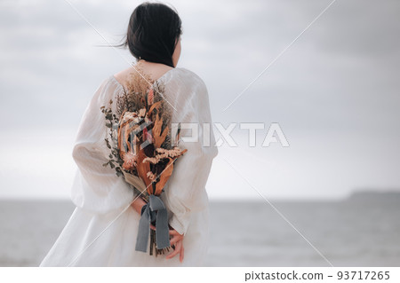 背著花束的女人 93717265