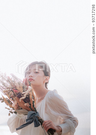 Woman with a bouquet on the beach - Stock Photo [93717298] - PIXTA