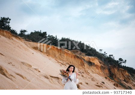 woman with bouquet 93717340