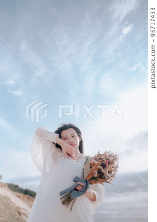 woman with bouquet 93717433