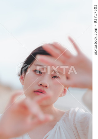 女人把臉藏在沙灘上 女人把臉藏在沙灘上 93717503