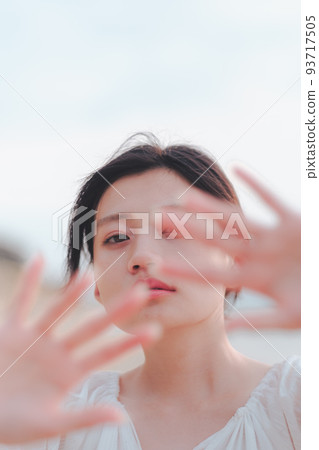 女人把臉藏在沙灘上 女人把臉藏在沙灘上 93717505