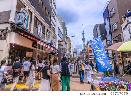 連續 4 周世界第一的日本東京都市風景… 沒有行動限制，俯瞰從仲見世通擁擠的登望院通 = 8 月 15 日 93717679