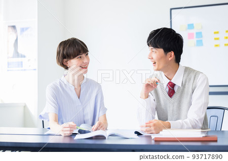 High school student High school student studying with a foreign teacher 93717890
