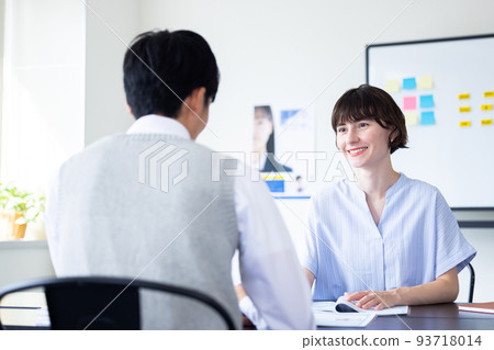 高中生 與外教一起學習的高中生 高中生 與外教一起學習的高中生 93718014