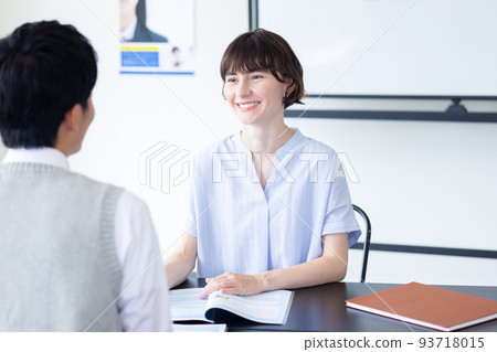 高中生 與外教一起學習的高中生 高中生 與外教一起學習的高中生 93718015