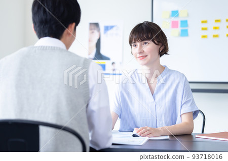 高中生 與外教一起學習的高中生 高中生 與外教一起學習的高中生 93718016