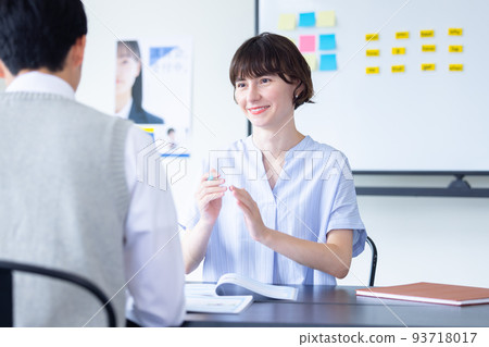 高中生 與外教一起學習的高中生 高中生 與外教一起學習的高中生 93718017